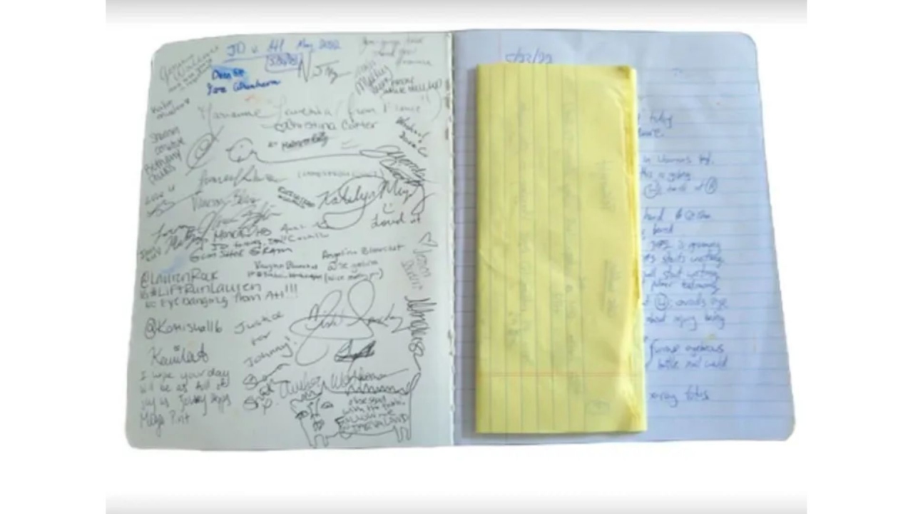 Em 2022, um caderno com anotações feitas durante o julgamento envolvendo Johnny Depp e Amber Heard. Foto: Divulgação