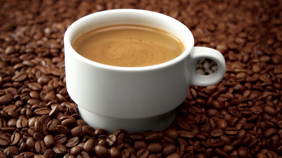 Em pessoas que sofrem de enxaqueca, condição comum em indivíduos com um cérebro geneticamente hiperexcitado, a cafeína atua no sistema nervoso central, deixando-o ainda mais em estado de alerta - (Anastasia Kazakova/Freepik)