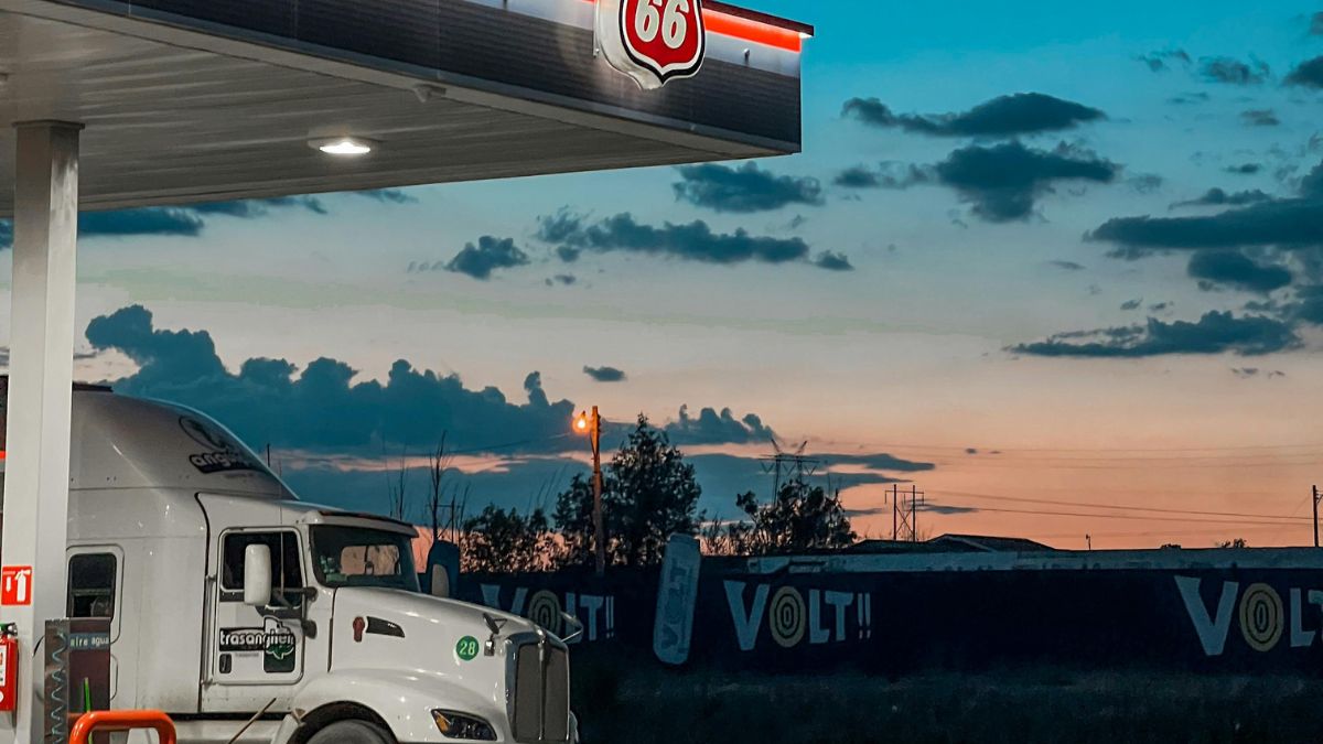 Blindagem do frete: a estratégia do governo ao focar no diesel é reduzir o custo de transporte de cargas, tentando impedir que a volatilidade internacional do petróleo encareça o escoamento da produção (Foto: Pexels, Paco Juarez)