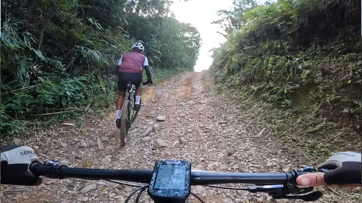 Feito em uma estrada de terra, o percurso chama a atenção especialmente de entusiastas de cavalgada, longas caminhadas ou da prática do mountain bike - (Reprodução/YouTube)