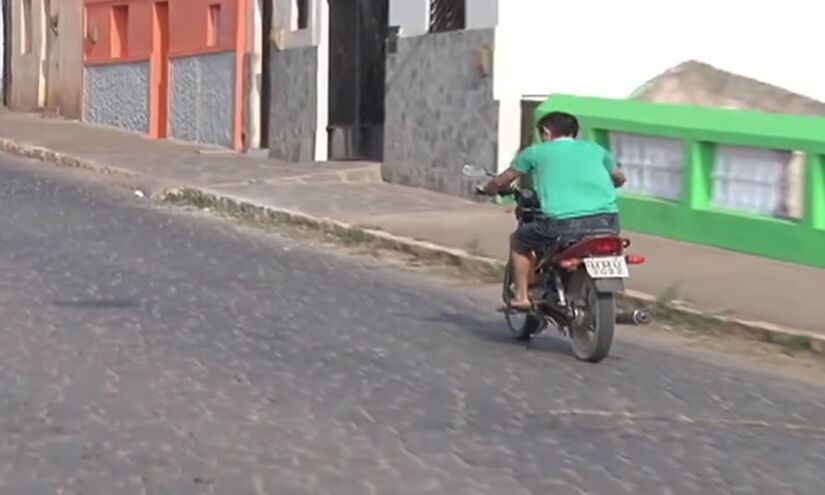 4) Como funciona: o sistema libera hidrogênio por reação química com alumínio e reagentes, e o gás extraído alimenta a moto. Foto: Reprodução/Youtube