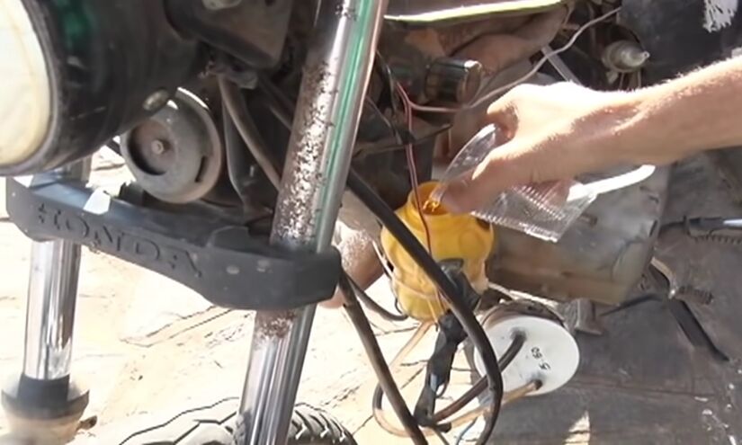2) Protótipo combina célula de hidrogênio, bateria e reator caseiro de alumínio para transformar água em energia para o motor. Foto: Reprodução/Youtube