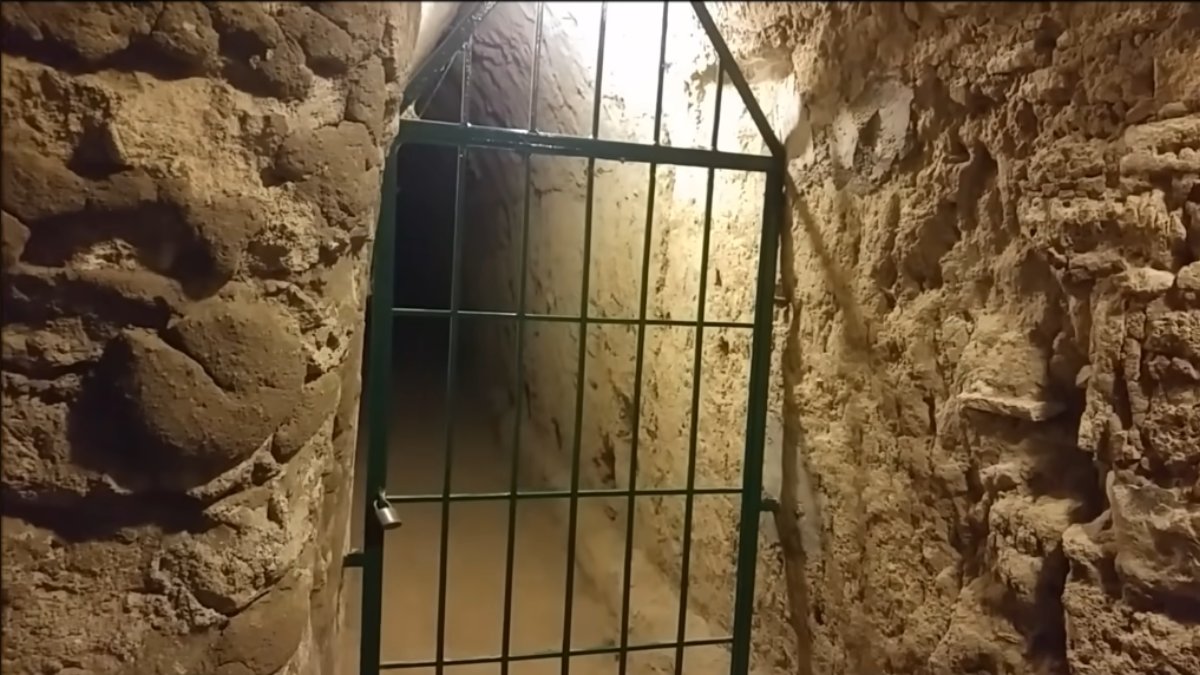 Diferentemente de outras pirâmides famosas, ela foi construída em etapas e reúne sete estruturas sobrepostas ao longo de séculos.