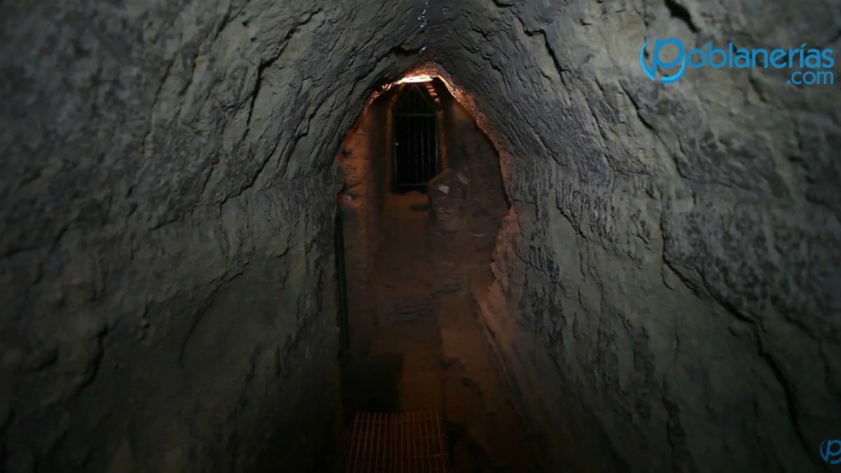 A rede de túneis criada por arqueólogos na década de 1930 já ultrapassa 800 metros e revela detalhes das diferentes fases da pirâmide (Fotos: Reprodução/Youtube)