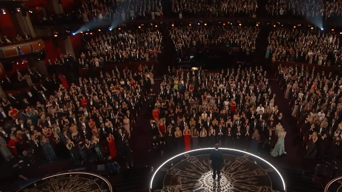 Quem assiste ao Oscar pela televisão pode até não notar, mas existe um detalhe curioso durante a cerimônia: quase nunca aparece uma cadeira vazia na plateia (Foto: Reprodução/ Youtube)