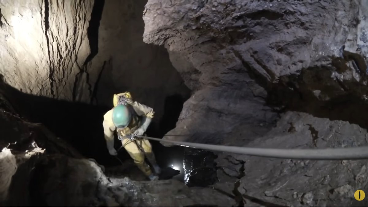 A caverna de Veryovkina é apelidada de 'caverna da morte'
