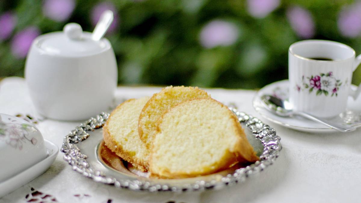 Com preparo simples, o bolo de milho é presença comum em cafés da tarde e encontros familiares (Foto: Pixabay)