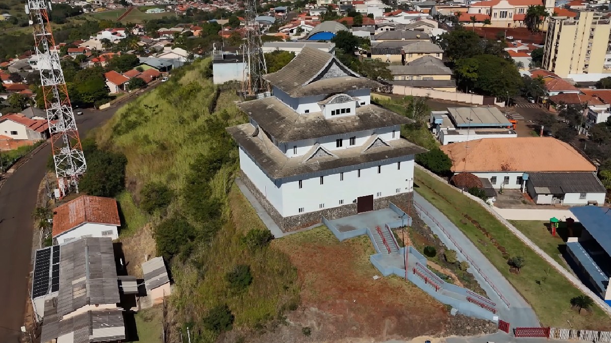 Além de sua arquitetura impressionante, o espaço funciona como um centro cultural dinâmico.