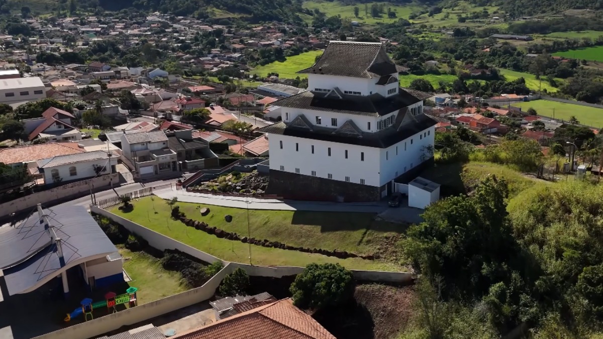 Inaugurado em 2018, o monumento foi inspirado no famoso Castelo de Himeji, situado na província de Hyogo, que é co-irmã do estado do Paraná. - (Fotos: Reprodução/YouTube)