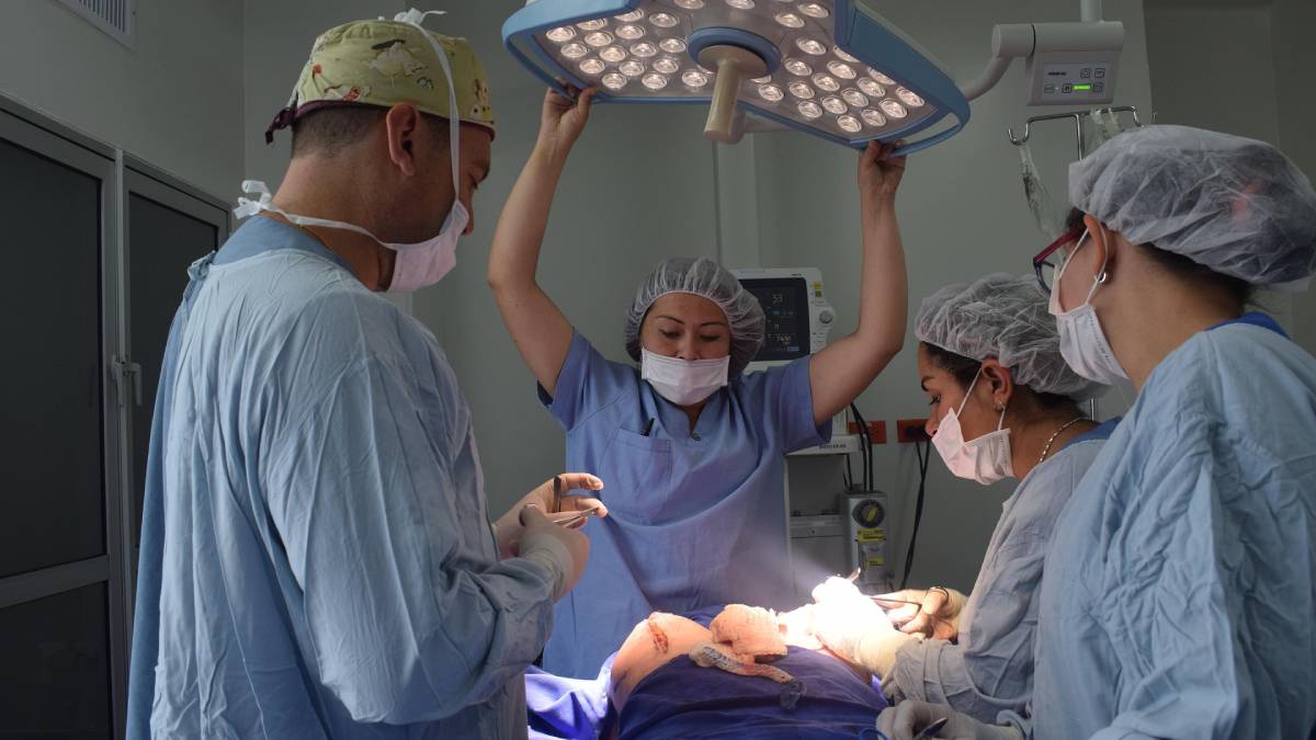 A cirurgia de transplante exige coordenação precisa entre equipes médicas, anestesia, logística e compatibilidade do órgão (Foto: Pexels)