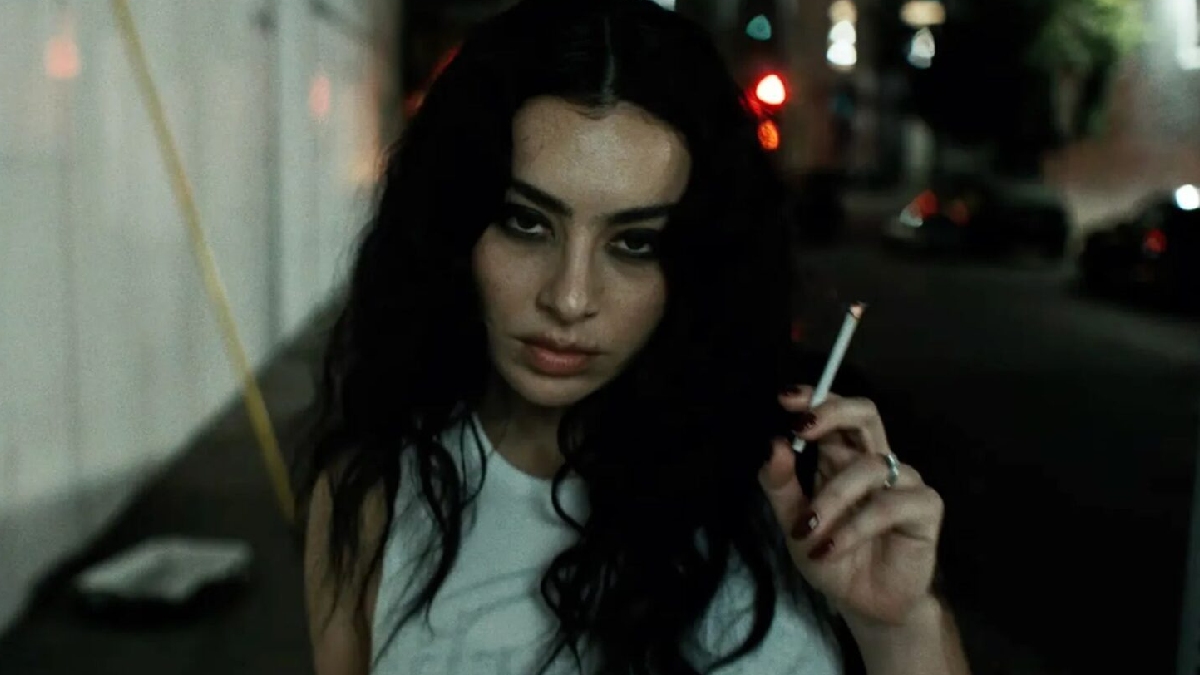 O grande sucesso da britânica Charli XCX na música surgiu em 2012, com o hit I Love It, da dupla sueca Icona Pop, um sucesso mundial - (Reprodução/YouTube)