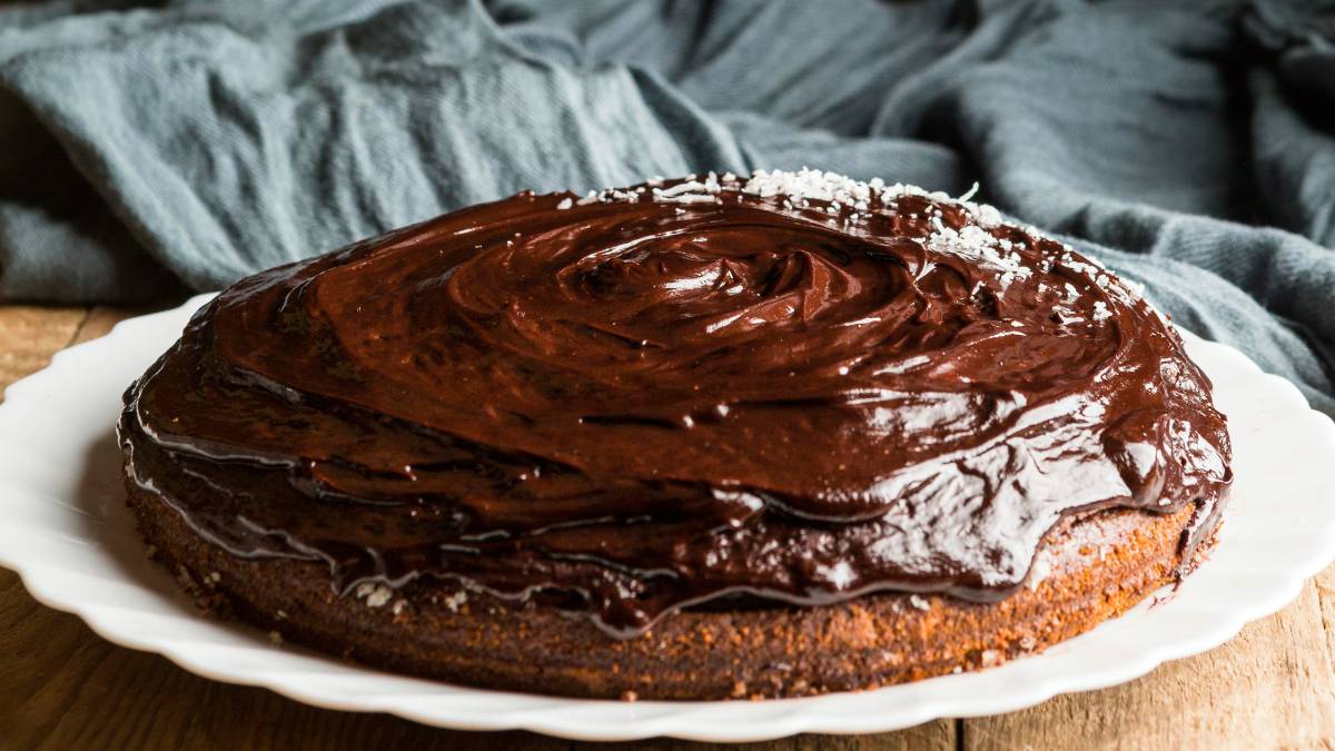 Receita simples de bolo de chocolate fitness ajuda a matar a vontade de doce sem sair da dieta (Foto: Freepik)