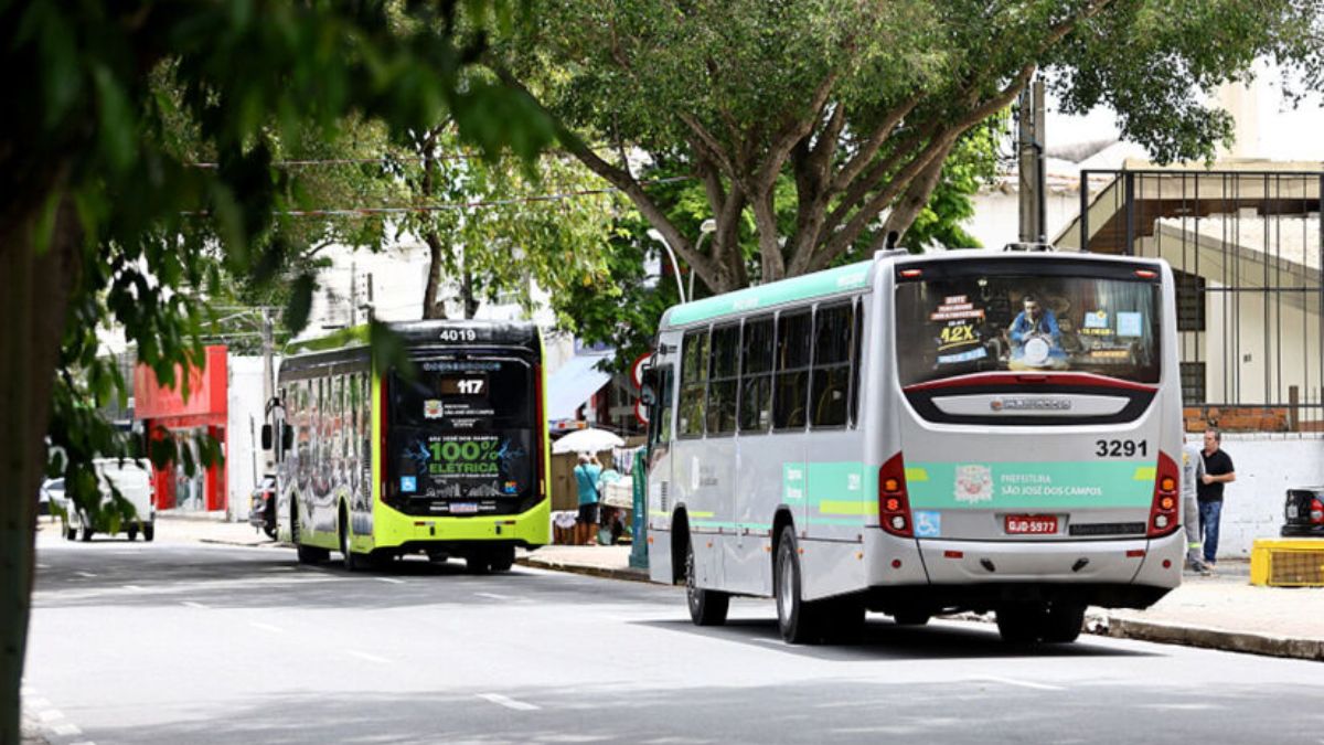 A eletrificação da frota municipal, como em São José dos Campos (SP), é um diferencial tecnológico que moderniza o transporte público enquanto atende à demanda por gratuidade e sustentabilidade ambiental. Cláudio Vieira/PMSJC