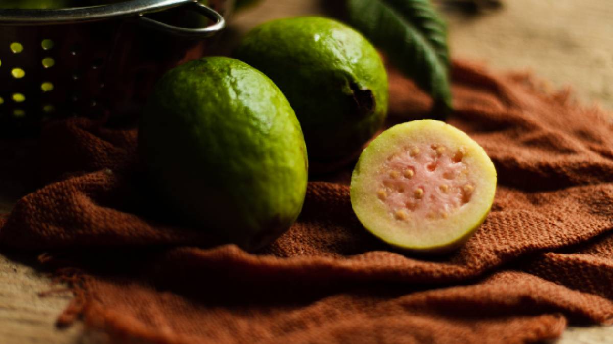 Frutas como acerola, goiaba e laranja estão entre as principais fontes naturais de vitamina C (Foto: Freepik)