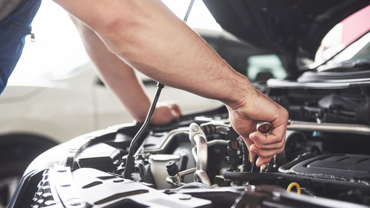 A inspeção exige atenção, mas não precisa ser complicada. Estacione o carro em terreno plano, aguarde que o motor esfrie e siga alguns passos simples