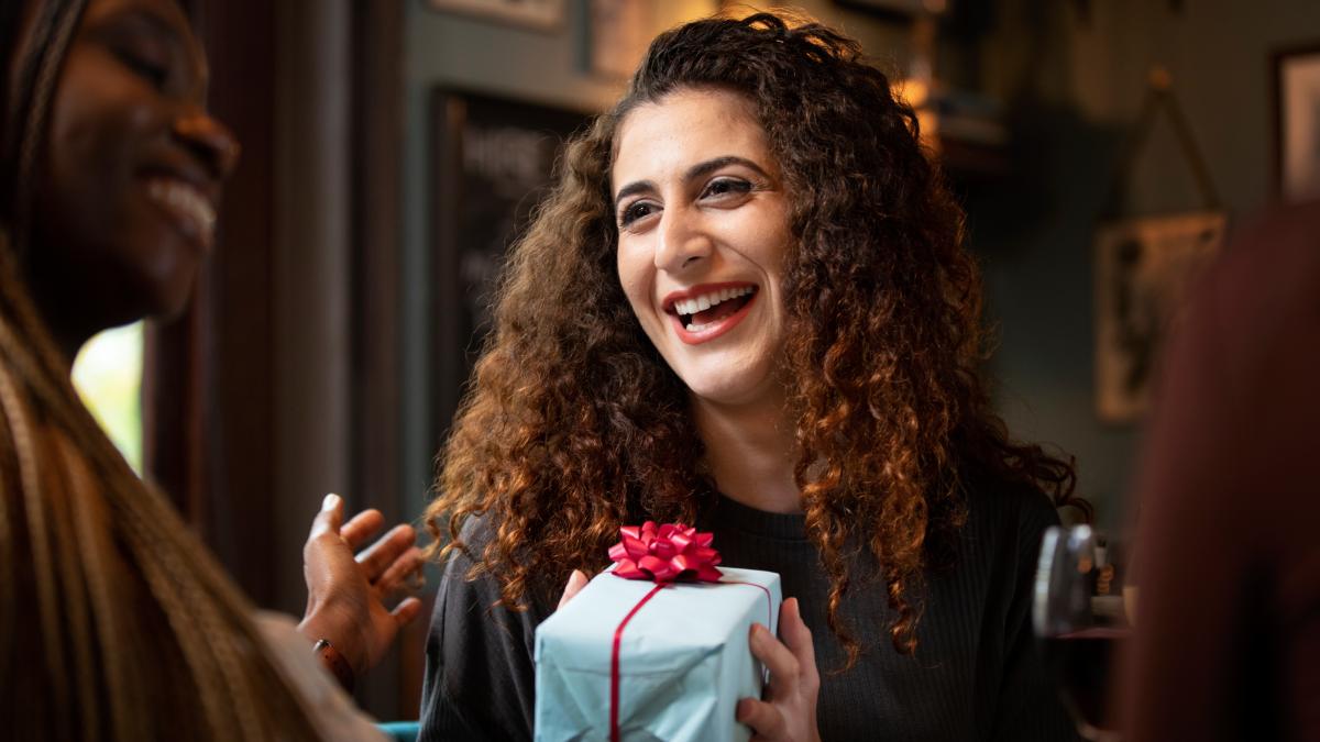 Outro ponto crucial é a inclusão psicológica: ao receber um presente físico em vez de um doce que não pode comer, a criança com restrição severa participa da brincadeira com o mesmo entusiasmo dos colegas, sem se sentir isolada. (Fotos: Freepik)