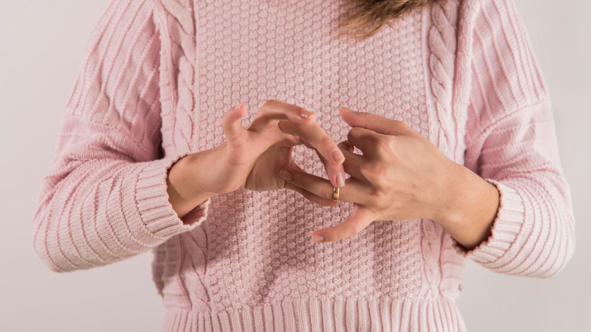 O luto de um término não é linear; ele tem altos e baixos. No entanto, a psicóloga Flávia Bonani alerta que, se a dor se tornar crônica, interferir na rotina ou gerar sintomas depressivos, é hora de procurar apoio profissional. Fotos: Freepik