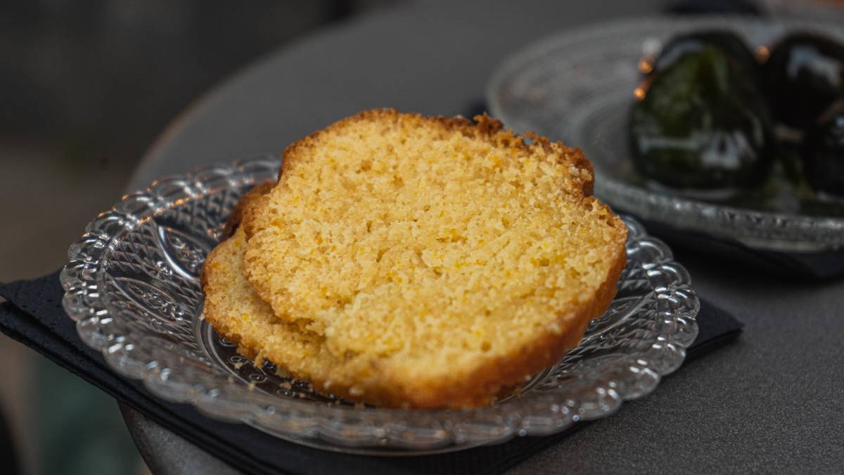 Clássico das cozinhas brasileiras, o bolo de milho continua popular pela facilidade de preparo (Foto: Freepik)