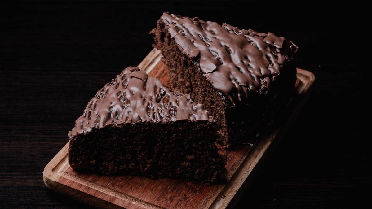 Receita de bolo de chocolate fitness é opção de doce equilibrado para o dia a dia (Foto: Freepik)