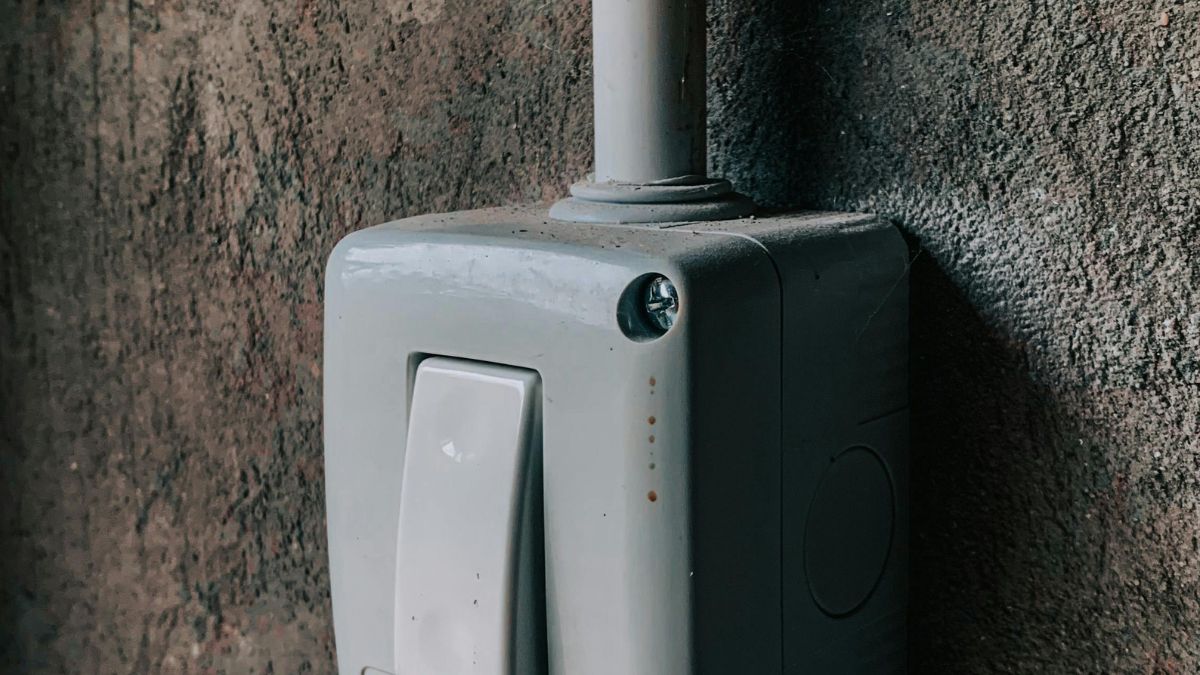 Pequenas mudanças no dia a dia, como apagar as luzes ou reduzir o tempo de banho, podem reduzir em até 30% os gastos com energia e água (Foto: Pexels, didsss)