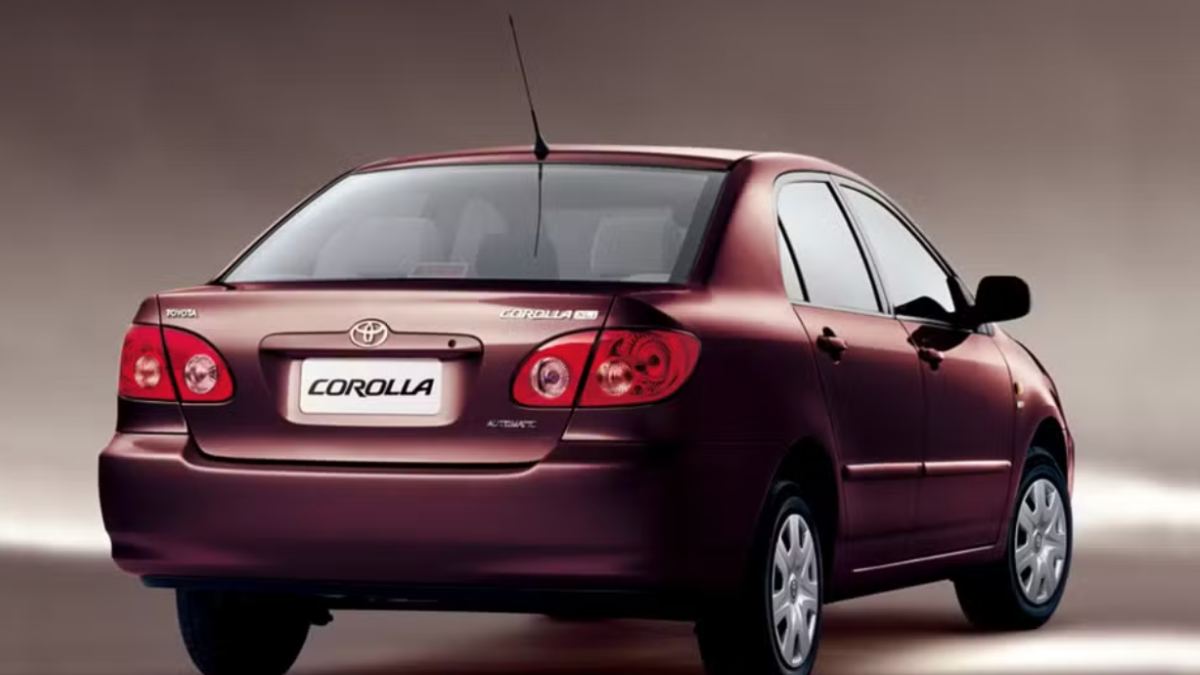 Toyota Corolla XEi mantém a fama de sedã robusto e confortável, sendo uma das opções mais confiáveis entre os usados. Foto: Divulgação