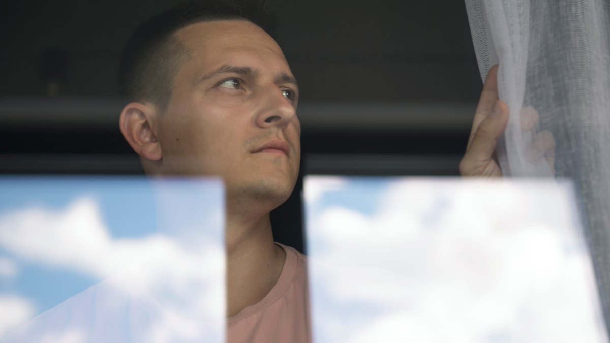 Estudos mostram que pausas com "vagar da mente" ativam a rede neural do modo padrão, ligada à reflexão, à imaginação e ao equilíbrio emocional. Foto: Freepik