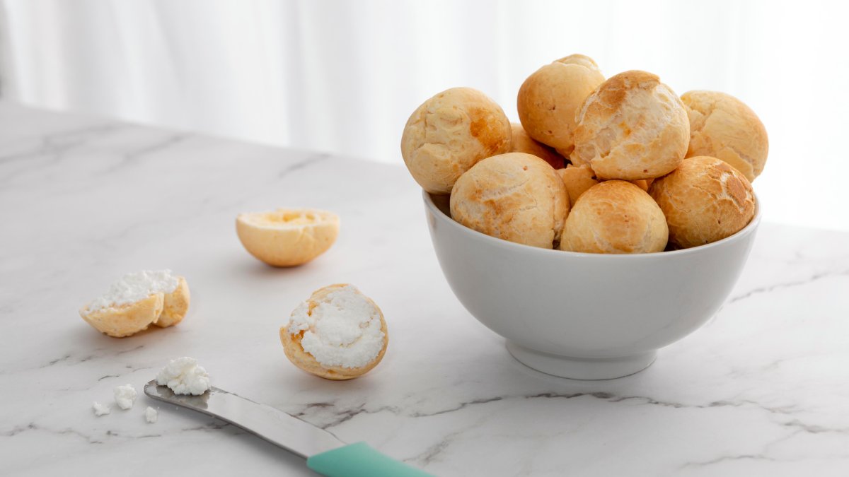 Especialistas realizaram um teste às cegas com oito marcas de pão de queijo congelado vendidas em supermercados