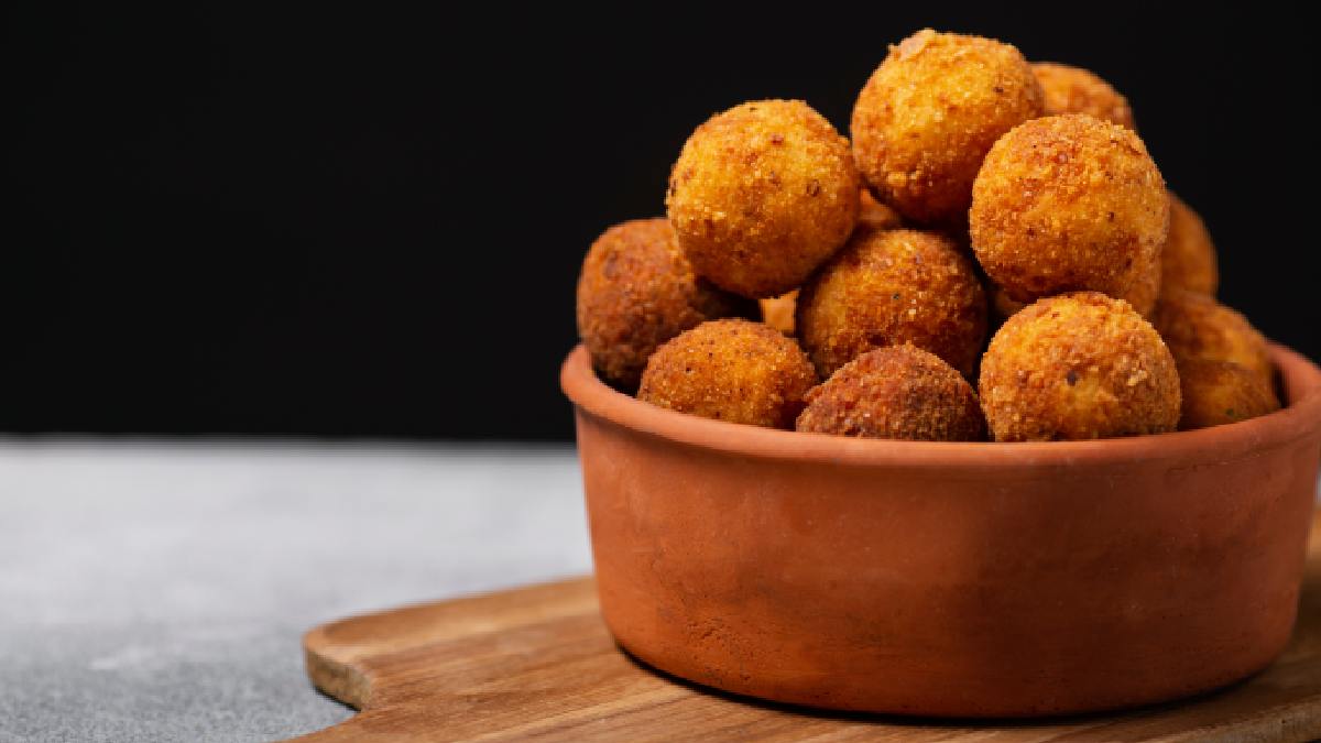 Aprenda uma receita prática para reaproveitar arroz amanhecido sem complicação. O resultado fica crocante por fora e macio por dentro.