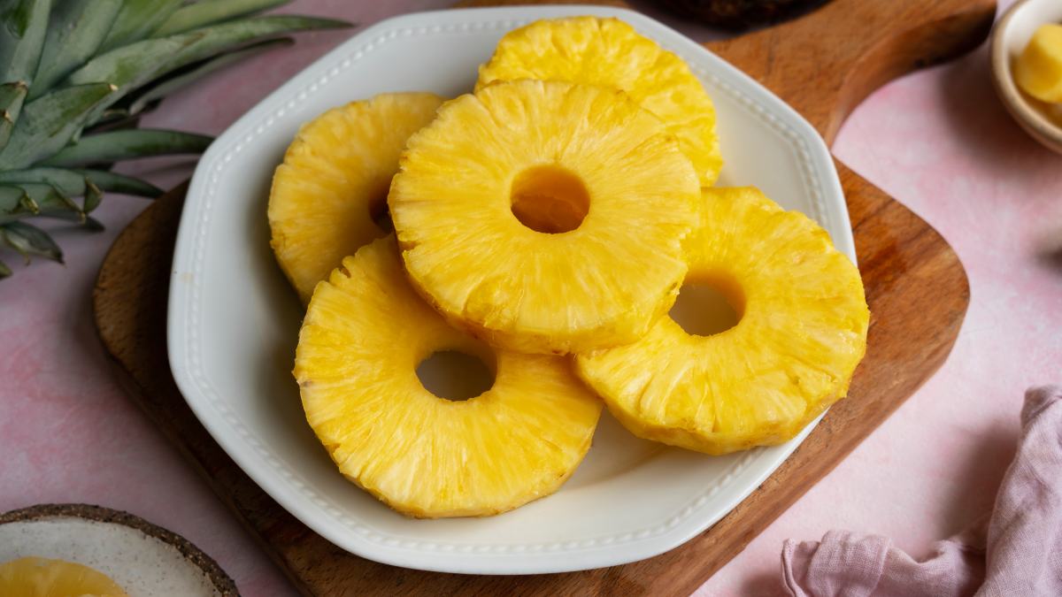 Ao "resetar" temporariamente o paladar, a fruta reduz o prazer imediato por sobremesas muito açucaradas.