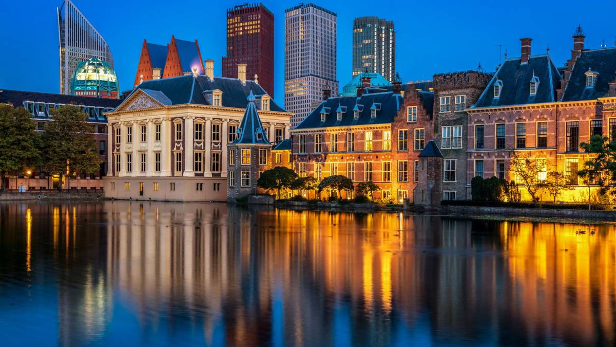 O complexo Binnenhof é o centro da política neerlandesa, onde se localiza os Estados Gerais dos Países Baixos (Foto: Wikimedia Commons/Nikolai Karaneschev)