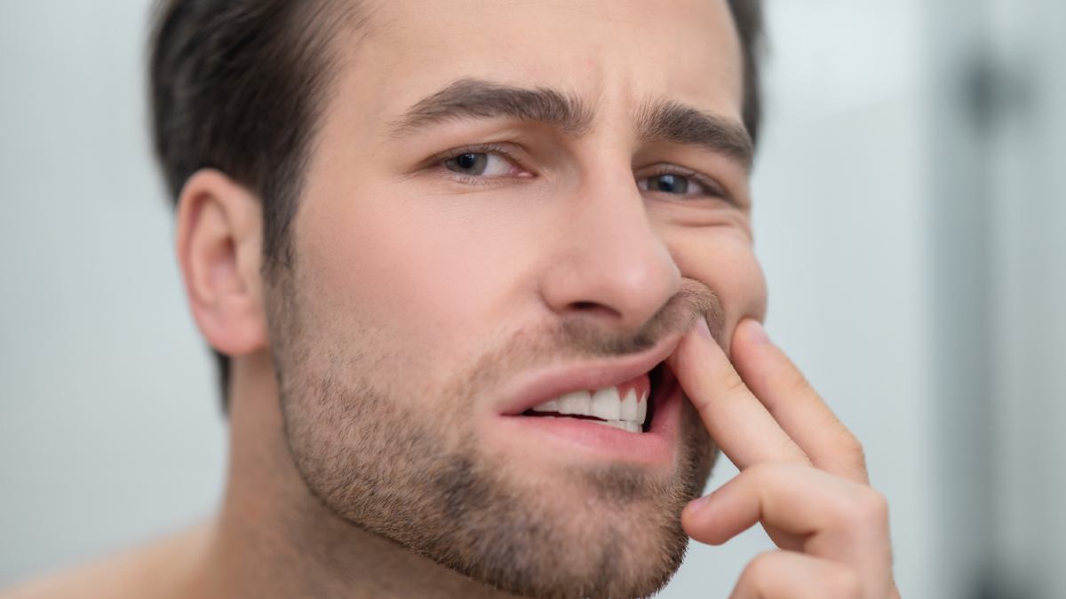 As melhores respostas aparecem com uso tópico, como gel, pasta, compressa local ou bochecho, sempre com atenção para não irritar ainda mais a mucosa.