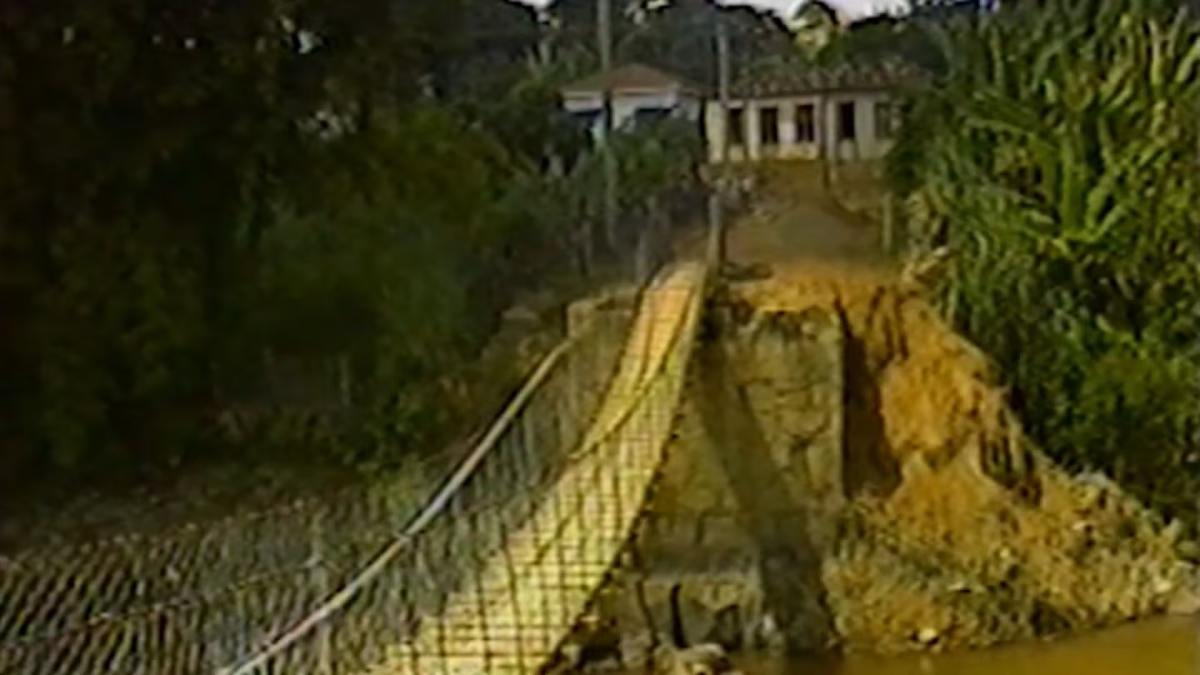 Pinguela construída sobre o Rio Bagagem após ponte de Dona Beja ceder com enchentes. Foto: TV Integração/Reprodução