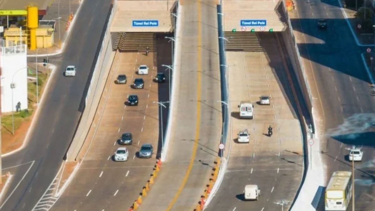 O Túnel Rei Pelé em Taguatinga se tornou a vitrine final e o principal trunfo de infraestrutura da gestão de Ibaneis Rocha. DER-DF/Divulgação