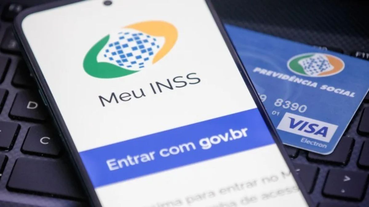 A consulta correta das datas e dos valores exatos do abono natalino deve ser feita exclusivamente por meio do portal ou aplicativo oficial Meu INSS. O governo alerta para o uso de fontes oficiais, evitando fraudes envolvendo a antecipação do 13º do INSS 2026. Divulgação/INSS