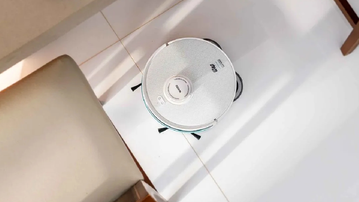 Com suporte a comandos de voz e navegação avançada, o dispositivo busca atender desde casas com pets até residências com múltiplos pavimentos.