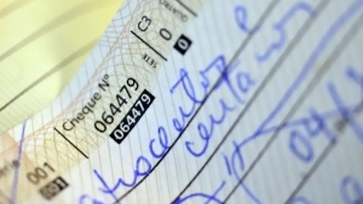 O teto de 8% ao mês estabelecido em 2020 protege o consumidor de variações extremas da Selic, mas o custo anual do cheque especial ainda supera os 151%. Reprodução/EBC