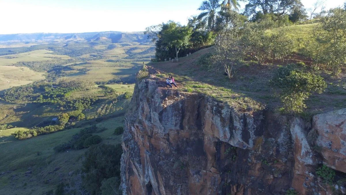 O mirante, situado a 860 metros de altitude, conta com um deck de madeira de 170 m² posicionado estrategicamente na extremidade do paredão - (Divulgação)