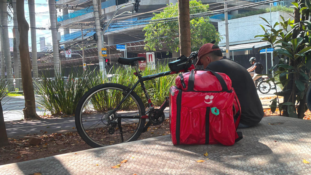 Dados citados em pesquisas apontam centenas de milhares de entregadores na capital e na região metropolitana. A demanda do delivery continuou alta mesmo depois da fase aguda da Covid-19. Fotos: Joseph Silva/Gazeta de S. Paulo