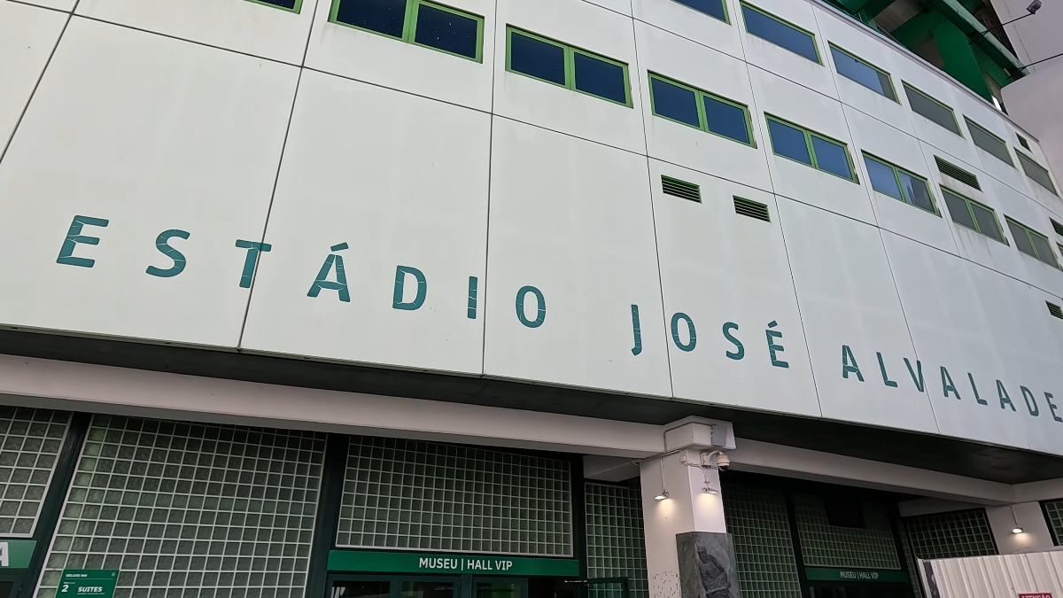 O grande diferencial do Alvalade, que o torna reconhecível em qualquer lugar do mundo, é a sua fachada. Projetado pelo arquiteto Tomás Taveira, o estádio é revestido por milhares de azulejos coloridos - (Reprodução/YouTube)