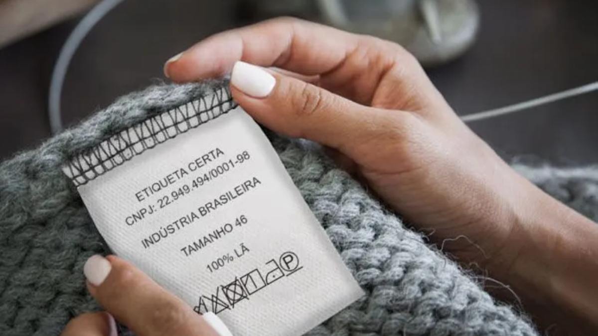 O triângulo sinaliza o uso de alvejantes: se estiver limpo, o produto está liberado; com um "X", é proibido; e com faixas, aceita apenas opções sem cloro. Foto: Divulgação