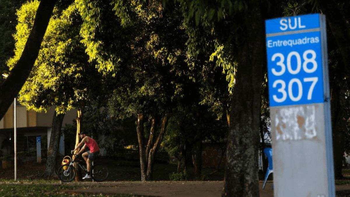 A lógica dos endereços se estende aos espaços de lazer: placa de sinalização ao Sul orienta quem transita entre quadras residenciais de numeração sequencial. Fábio Pozzebom/Agência Brasil