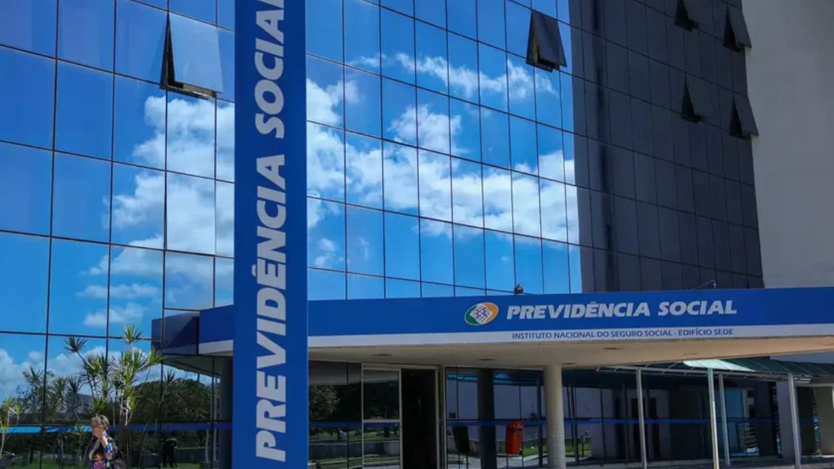 O Decreto oficial nº 12.884 formalizou a antecipação do abono natalino para o primeiro semestre. Segurados do INSS que recebem BPC (Benefício de Prestação Continuada) não terão direito ao 13º, por se tratar de um auxílio assistencial e não previdenciário. Fábio Rodrigues Pozzebom/Agência Brasil