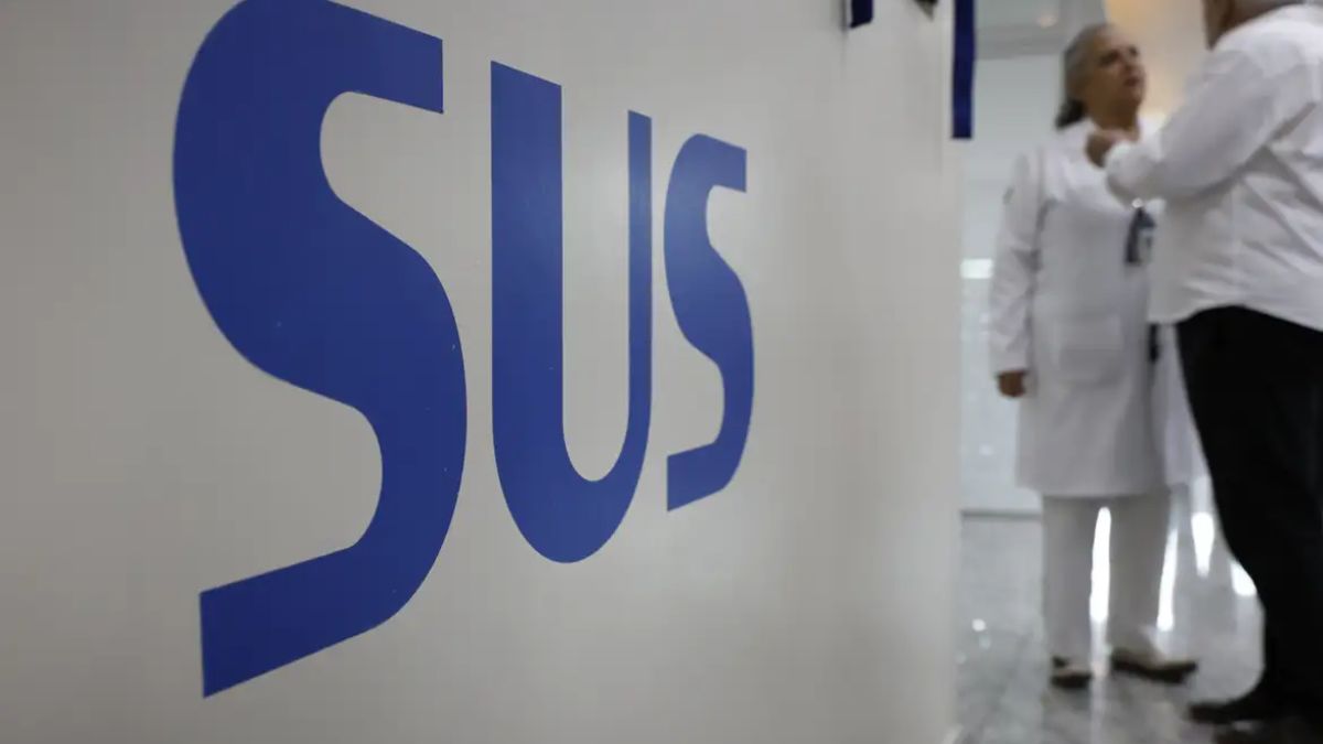 O Sistema Único de Saúde (SUS) permanece como a base do atendimento à população, porém o subfinanciamento crônico limita a capacidade de resposta frente à demanda crescente por serviços de saúde. Fernando Frazão/Agência Brasil