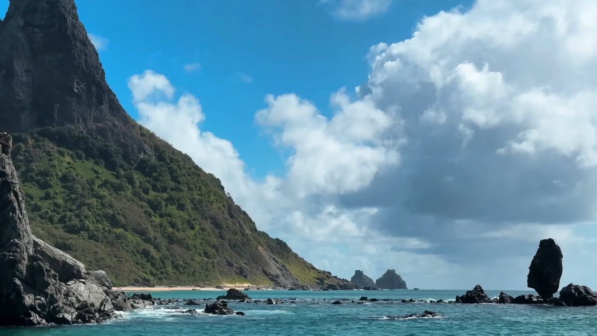 Localizado a 360 km da costa, Fernando de Noronha é mundialmente famoso por suas paisagens de tirar o fôlego.