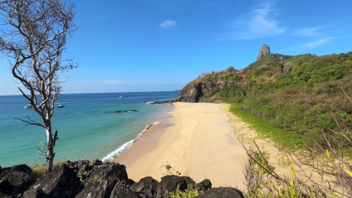Noronha continua sendo uma referência mundial em turismo sustentável, focada em proporcionar experiências únicas em meio à natureza preservada. - (Fotos: Reprodução/YouTube)