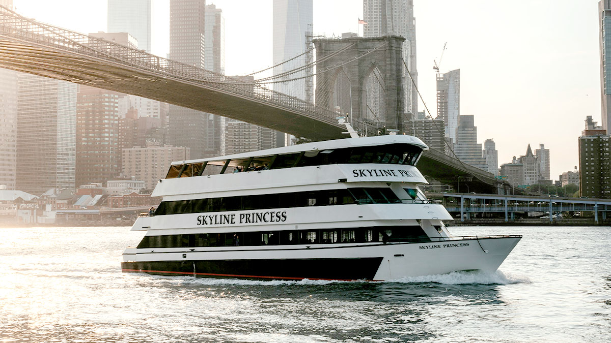 NYC Ferry possui seis rotas que percorrem mais de 60 milhas náuticas de vias navegáveis e conectam bairros, centros comerciais e áreas de lazer. Crédito: Kyle Fritz/Unsplash