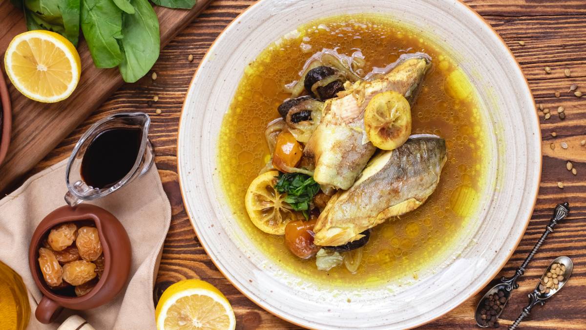 Frutos do mar frescos chegam direto da pesca artesanal para a mesa caiçara. Foto: Freepik