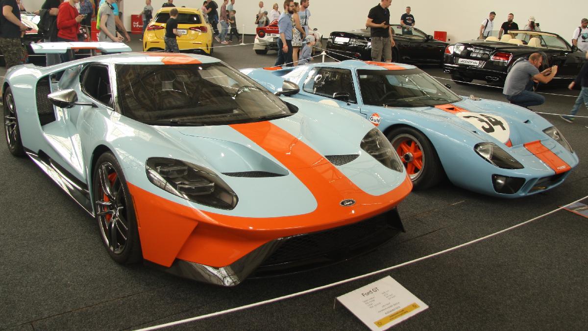 Sob o capô, o rugido dos motores V8: a Ford apostou na resistência e na potência dos motores da NASCAR para aguentar o desafio extremo de 24 horas seguidas