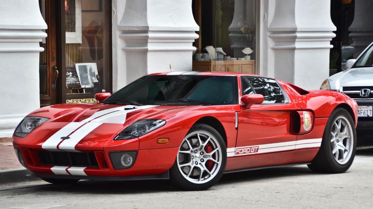 Com apenas 40 polegadas de altura, o Ford GT40 foi projetado para cortar o vento e desafiar a supremacia técnica dos modelos artesanais da Ferrari.