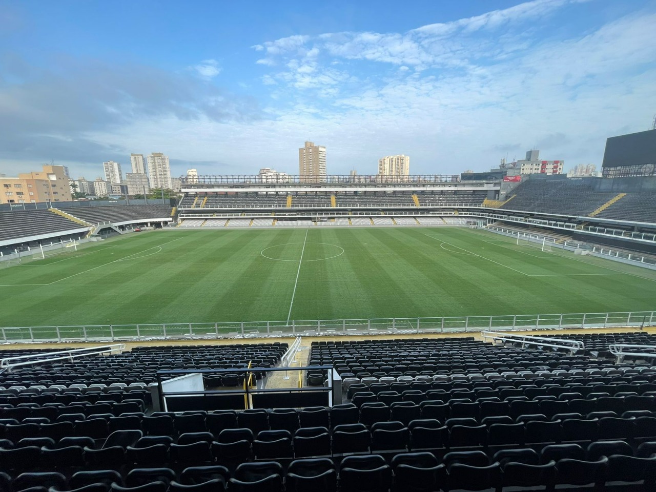 Sesc Vila Mariana leva público de SP para o gramado da Vila Belmiro em Santos /Fábio Maradei/Santos FC